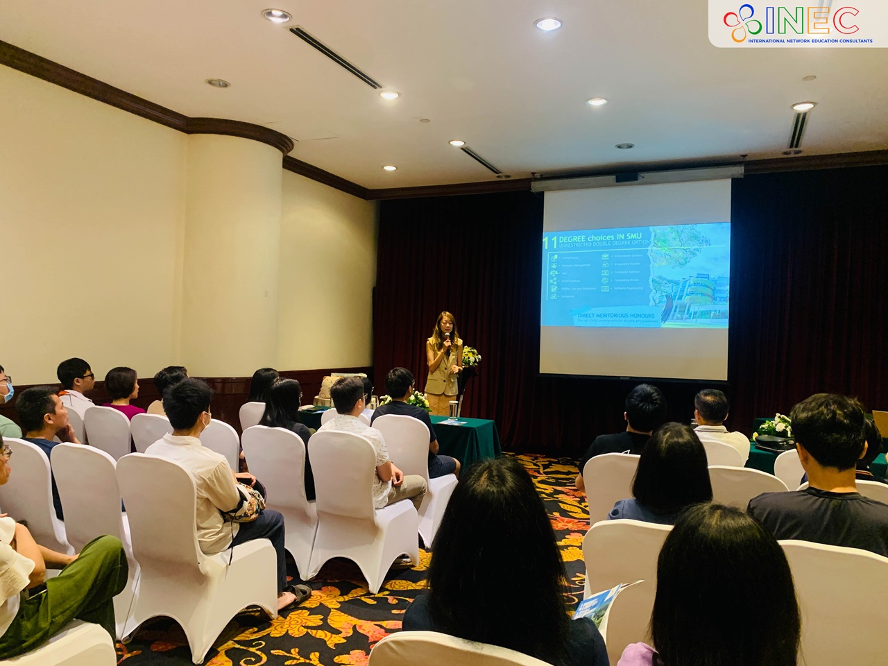 Ms. Jady Koh – Giám đốc Văn phòng tuyển sinh đại học của SMU đồng hành cùng học sinh Việt Nam tìm hiểu các lựa chọn ngành học của trường